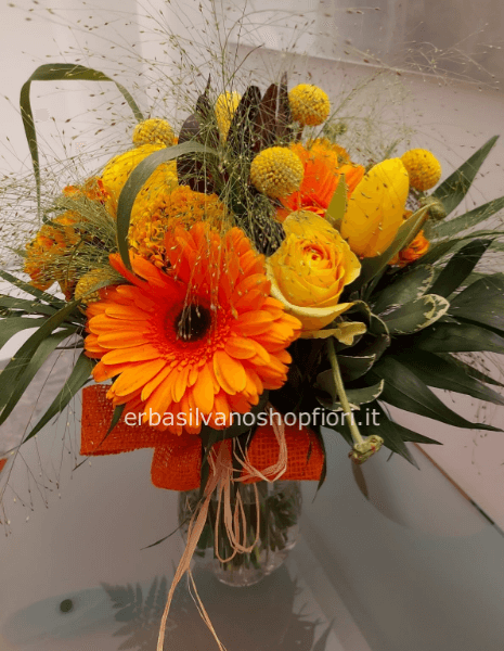 Bouquet di fiori assortiti toni giallo-arancio