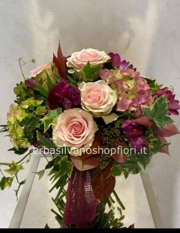 Bouquet di fiori assortiti toni rosa-fucsia