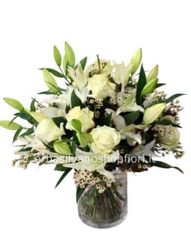 mazzo alto di Lilium e rose bianche e gypsophila