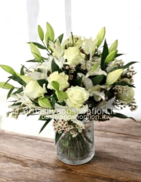 mazzo alto di Lilium e rose bianche e gypsophila