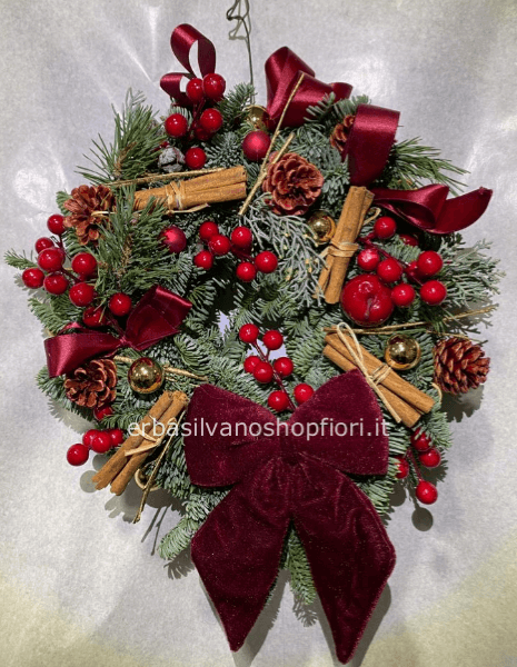 Coroncina natalizia con abete, bacche e decori.