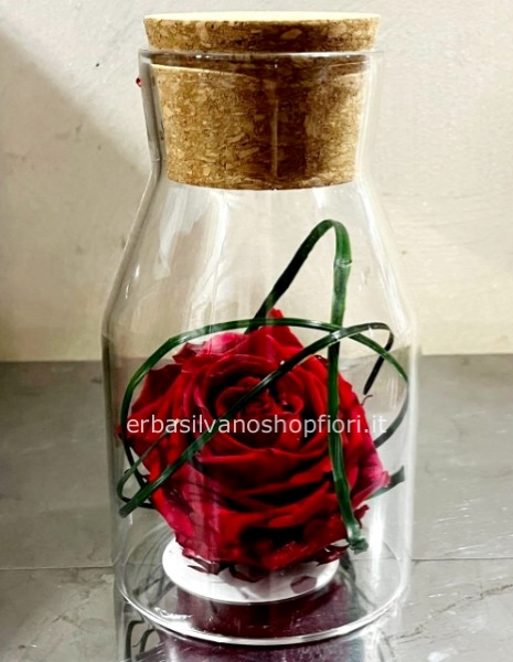 rosa eterna in bottiglietta di vetro