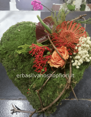 composizione cuore in spugna di muschio e fiori