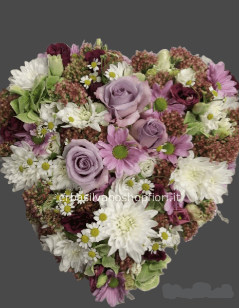 Cuore di fiori freschi misti con rose