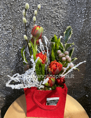 Borsetta in corda con fiori ed elementi naturali di stagione