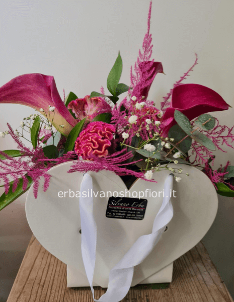 composizione fiori misti in borsetta cuore rosso