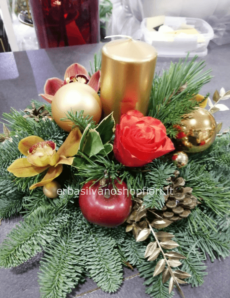 Centrotavola natalizio con candela , Abete e altro