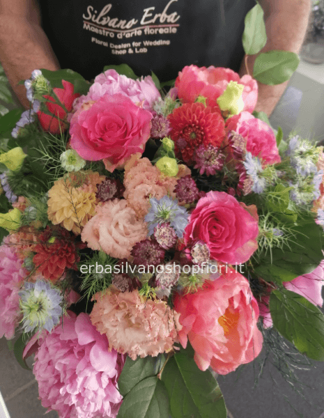 Bouquet con fiori stagionali e Peonie